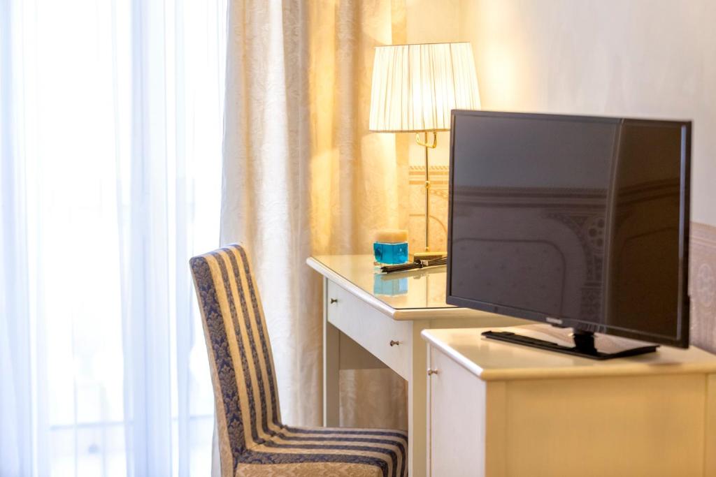 TV a/nebo společenská místnost v ubytování Hotel Baia Imperiale