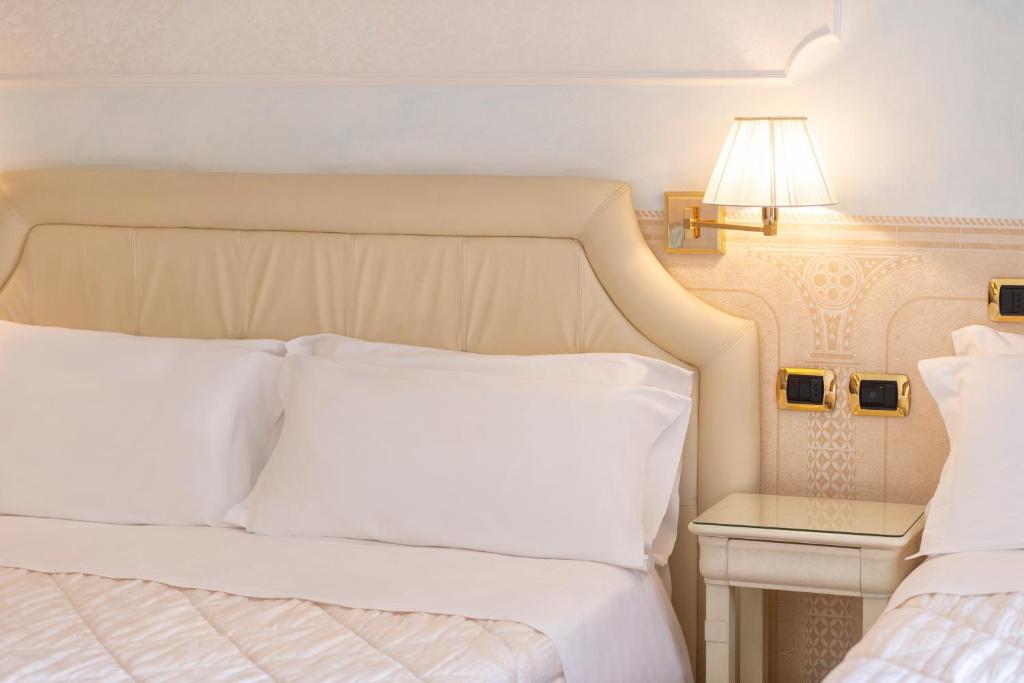 Postel nebo postele na pokoji v ubytování Hotel Baia Imperiale
