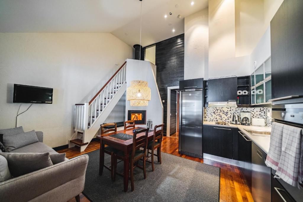 a kitchen and living room with a table and chairs at Vietti Suites in Tahkovuori