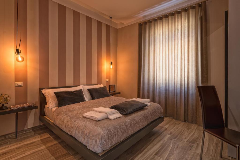 um quarto com uma cama com duas almofadas em GOGO` Petit Hotel em Florença