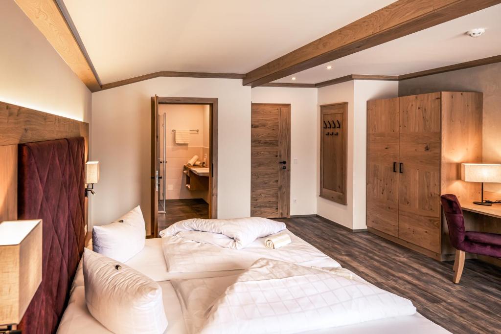 Postel nebo postele na pokoji v ubytování Hotel Föhrenhof