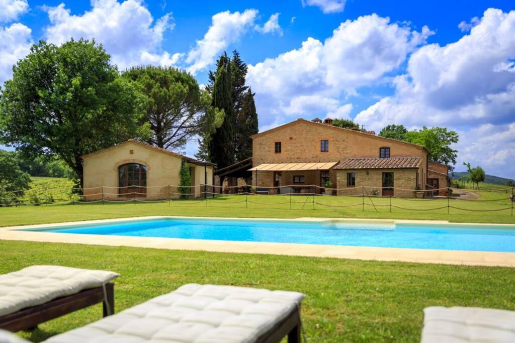 The swimming pool at or close to Podere Maiano - Private pool villa with spa