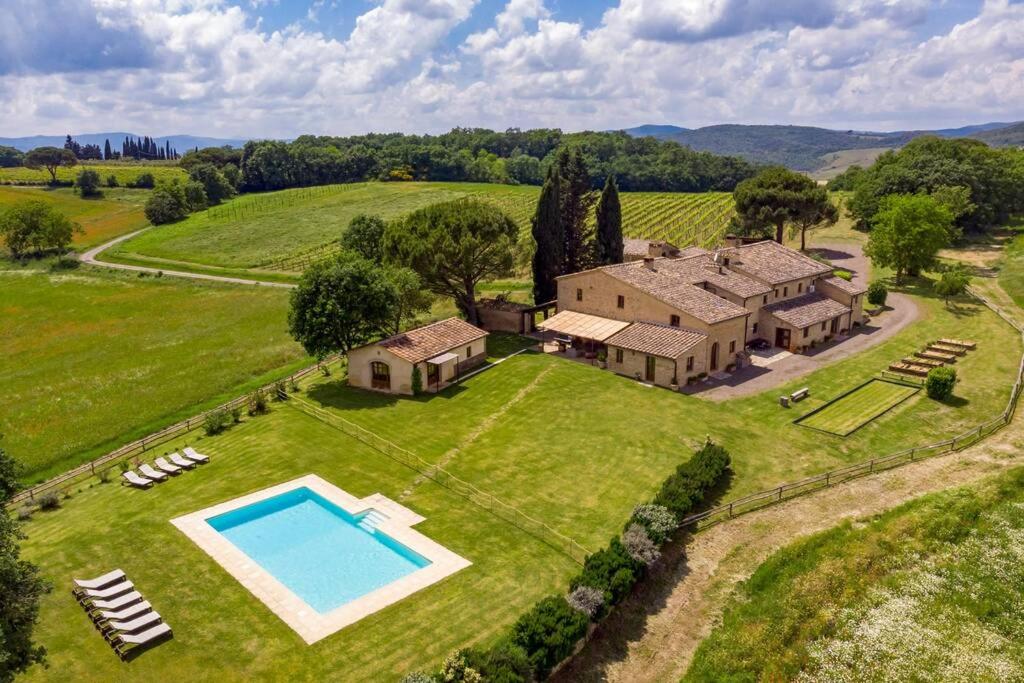 una vista aérea de una gran finca con piscina en Podere Maiano - Private pool villa with spa, en Buonconvento