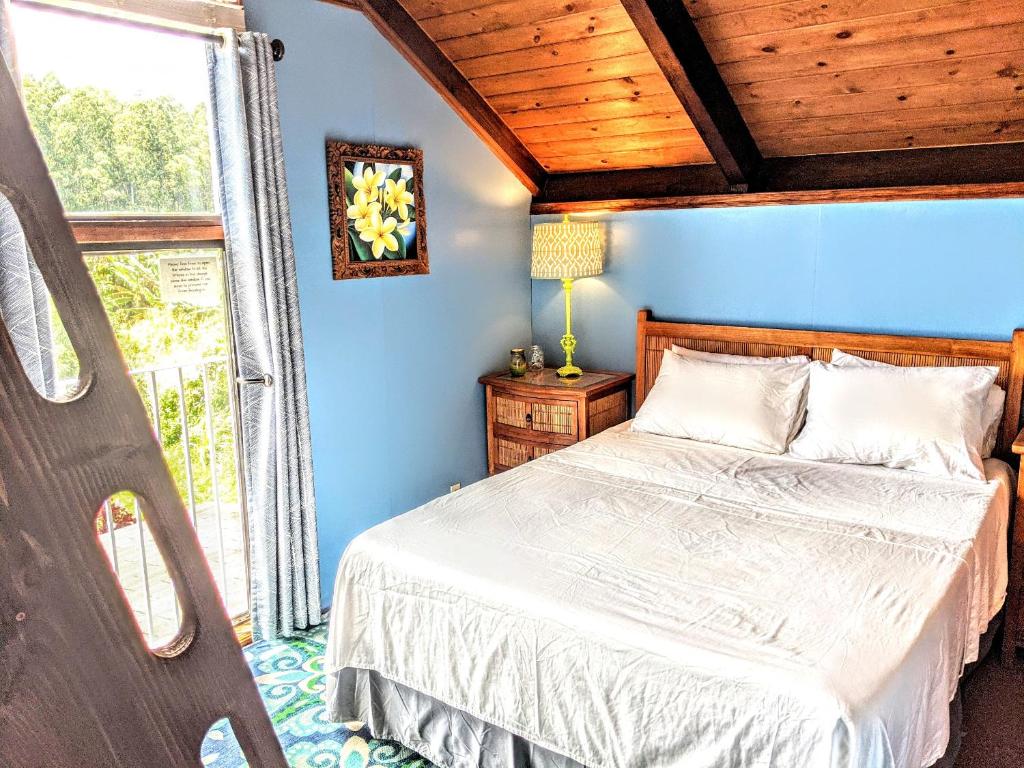 Postel nebo postele na pokoji v ubytování Hamakua Guesthouse