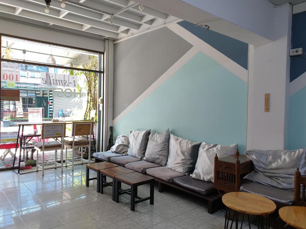 - un salon avec un canapé et des tables dans l'établissement i-smile, à Chiang Mai