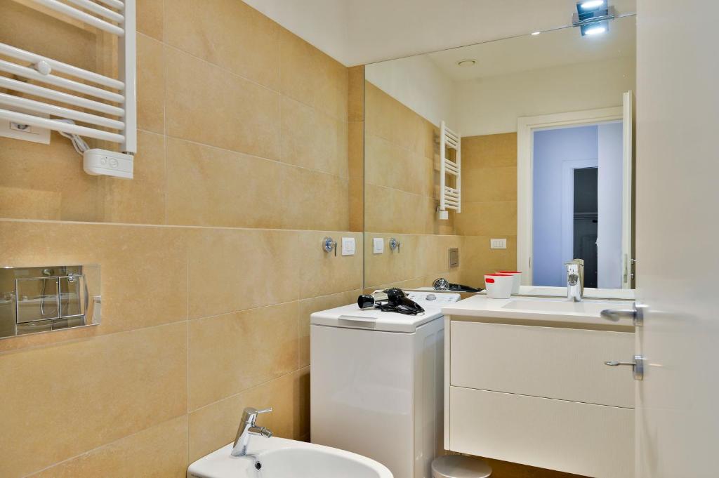 A bathroom at UR-NEST Galleria del Toro