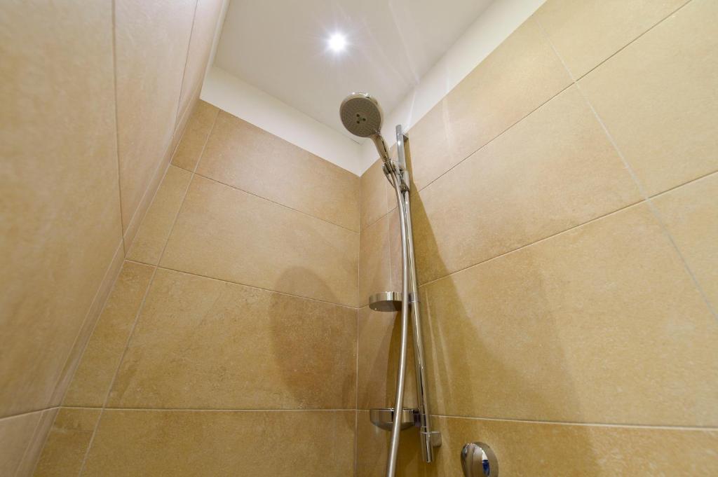 A bathroom at UR-NEST Galleria del Toro