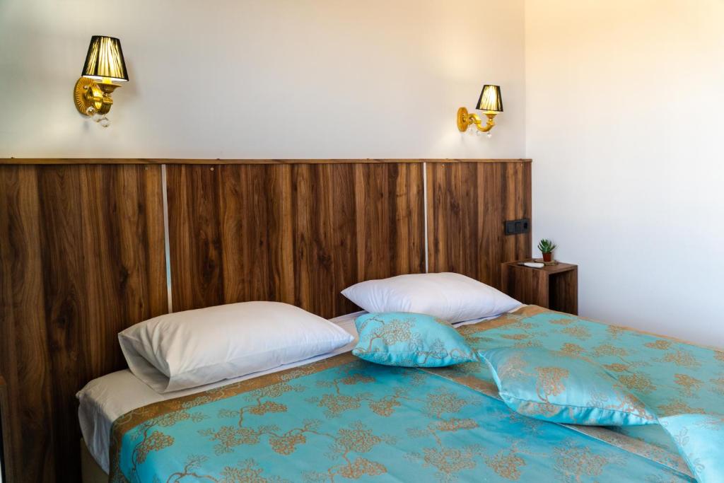 Postel nebo postele na pokoji v ubytování Elijah Hotel