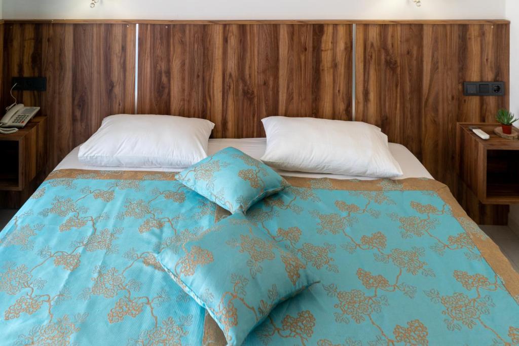 Postel nebo postele na pokoji v ubytování Elijah Hotel