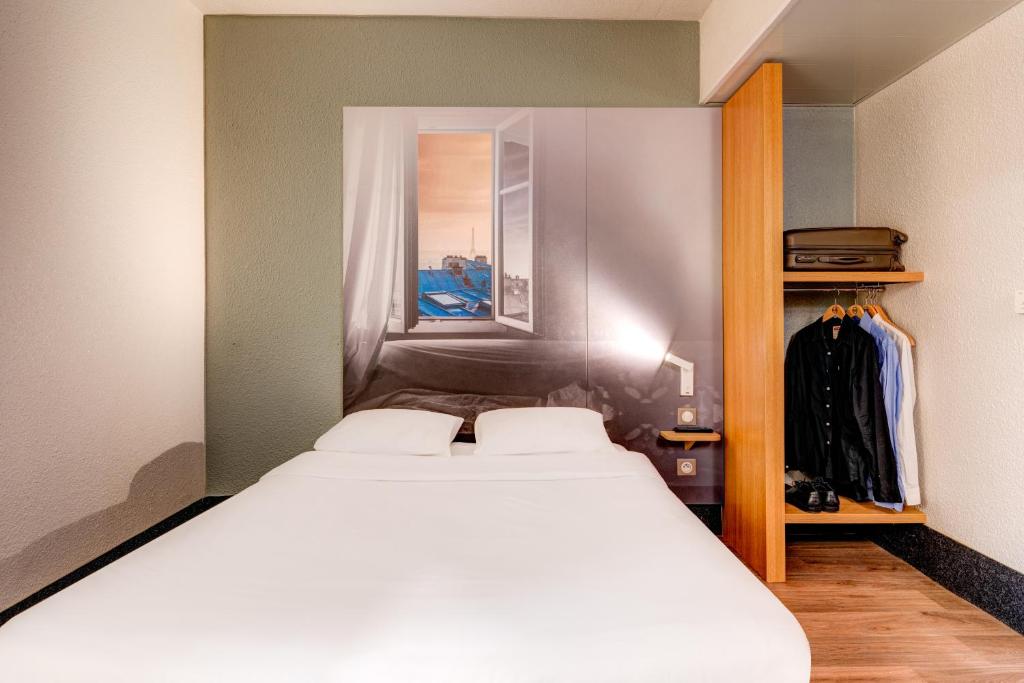Postel nebo postele na pokoji v ubytování B&B HOTEL Saint-Witz