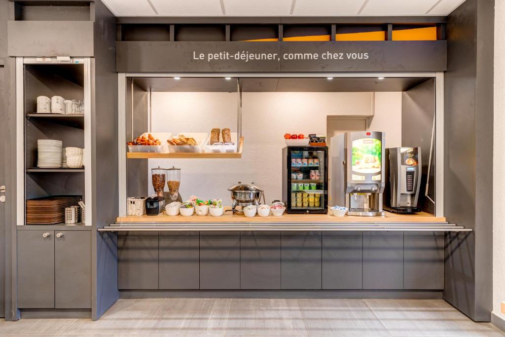 Příslušenství pro přípravu čaje a kávy v ubytování B&B HOTEL Saint-Witz