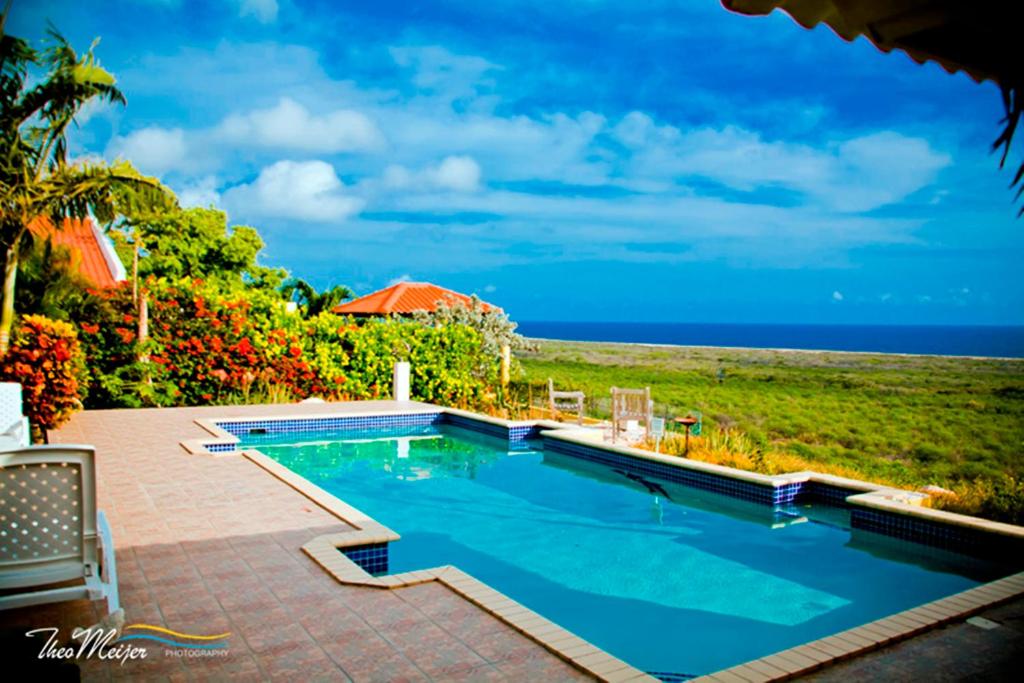 una piscina con vistas al océano en Kas na Nort, en Willemstad