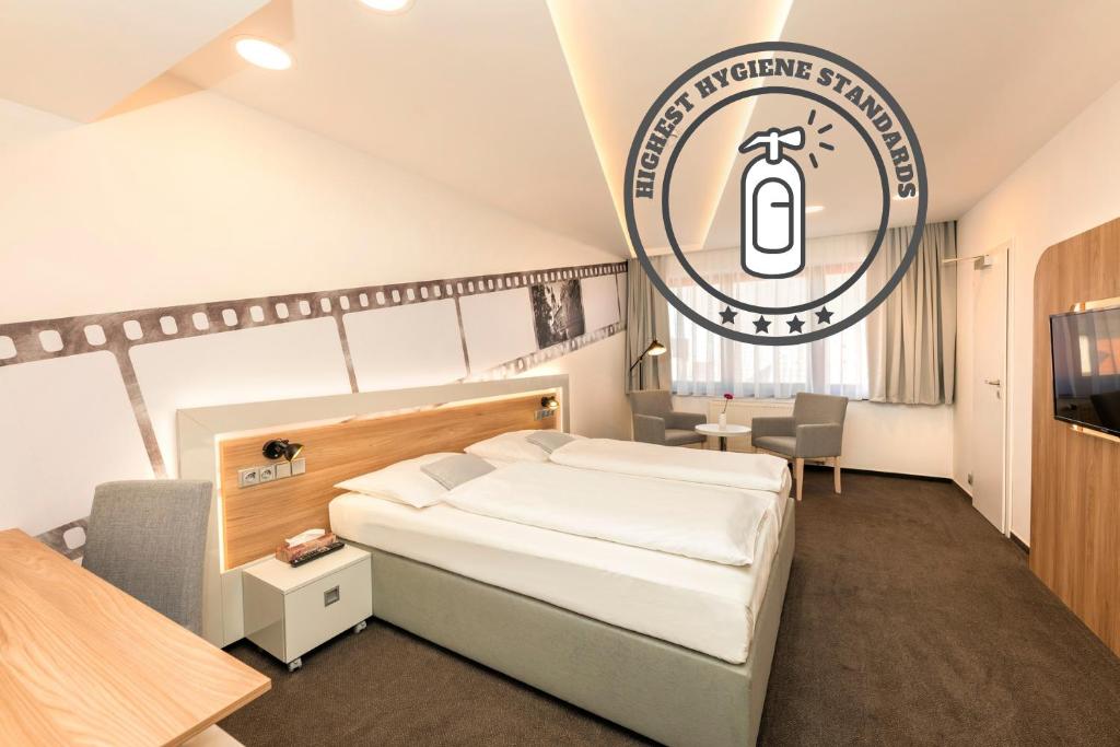 um quarto de hotel com uma cama e uma televisão em Hotel Biograf em Písek