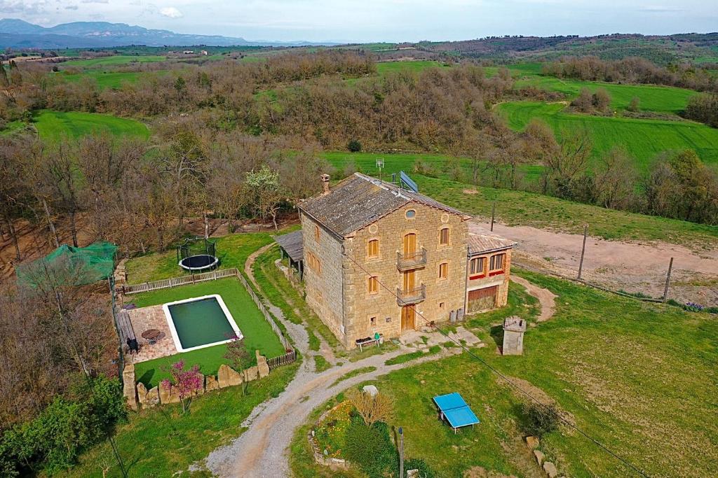 una vista aérea de una casa en un campo en 6 bedrooms villa with private pool and wifi at Llobera en Llanera