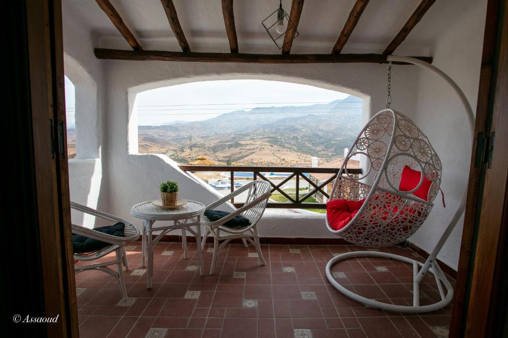 Zimmer mit einem Stuhl, einem Tisch und einem Fenster in der Unterkunft Room in Bungalow - Bungalow double 12 - El Cortijo Chefchaeun Hotel Spa in Chefchaouen