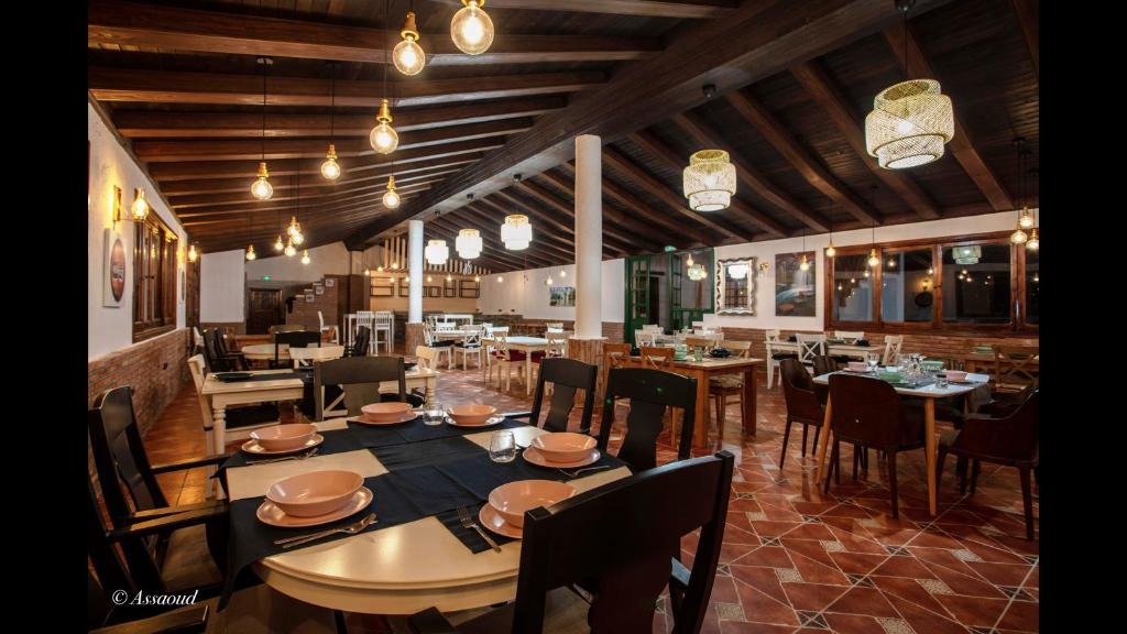ein Esszimmer mit Tischen und Stühlen in einem Restaurant in der Unterkunft Room in Bungalow - Bungalow Double 19 - El Cortijo Chefchaeun Hotel Spa in Chefchaouen