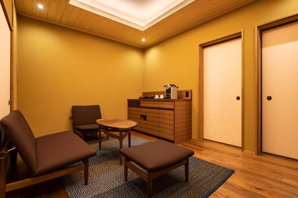 a waiting room with two chairs and a table at 祇園の宿 杏花 in Kyoto
