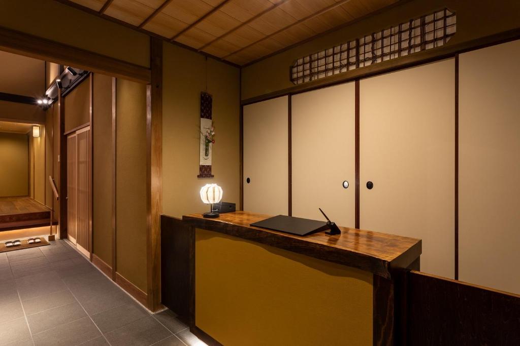 a room with a desk with a laptop on it at 祇園の宿 杏花 in Kyoto