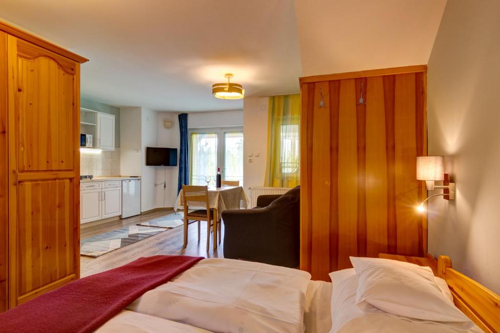Posteľ alebo postele v izbe v ubytovaní Gyapay Apartman Hévíz