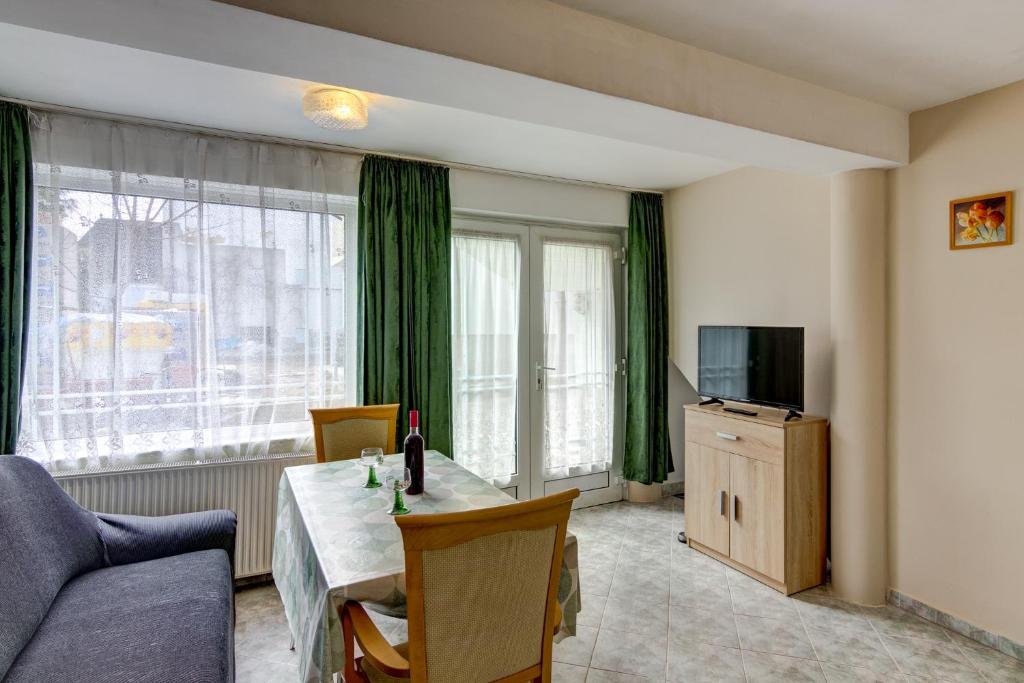 Televízia a/alebo spoločenská miestnosť v ubytovaní Gyapay Apartman Hévíz