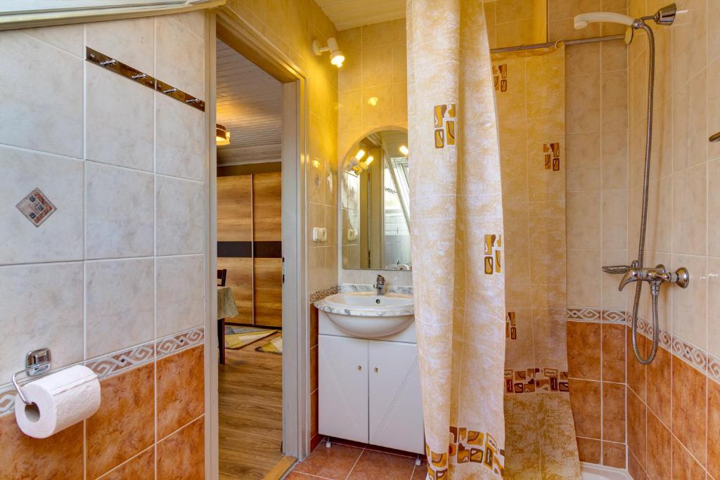 Kúpeľňa v ubytovaní Gyapay Apartman Hévíz