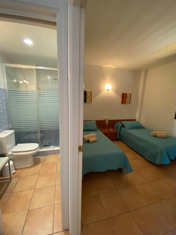 Habitación con 2 camas y baño. en Can Blau Formentera Apartamento, en Es Pujols