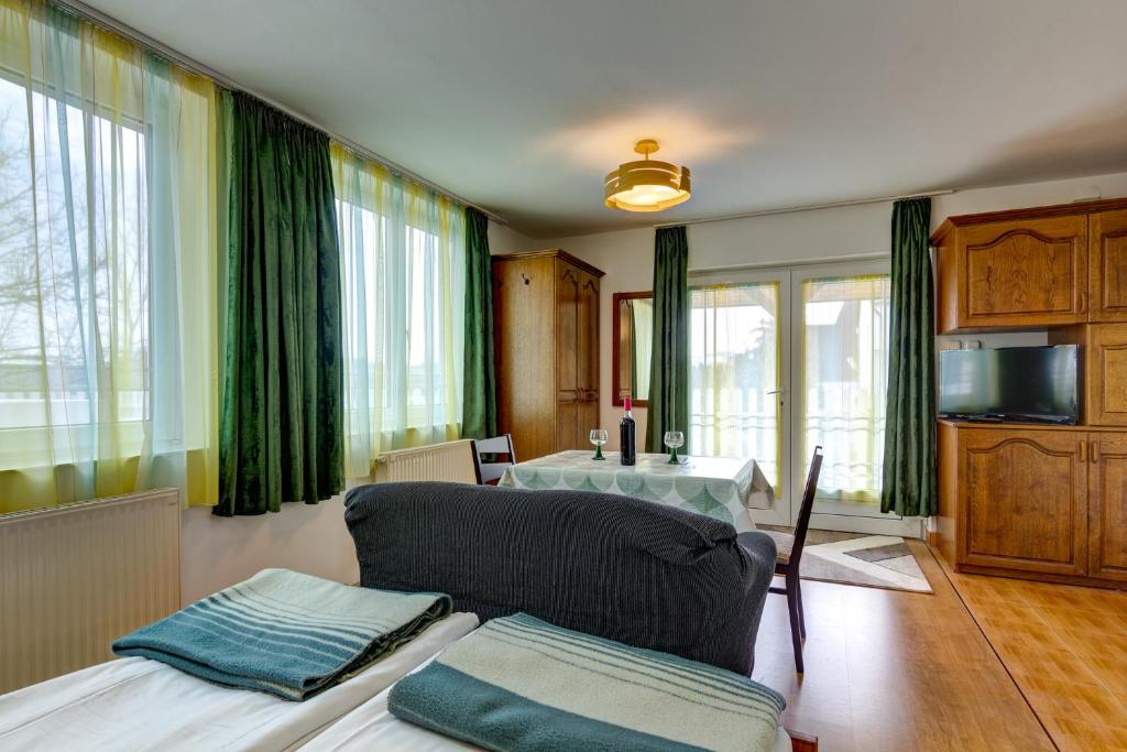Televízia a/alebo spoločenská miestnosť v ubytovaní Gyapay Apartman Hévíz