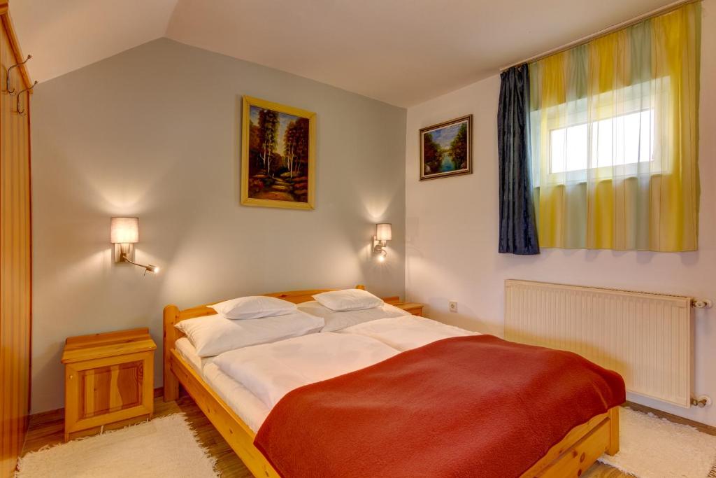 Кровать или кровати в номере Gyapay Apartman Hévíz