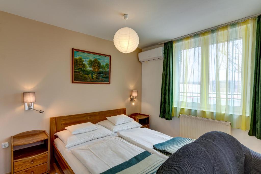 Posteľ alebo postele v izbe v ubytovaní Gyapay Apartman Hévíz