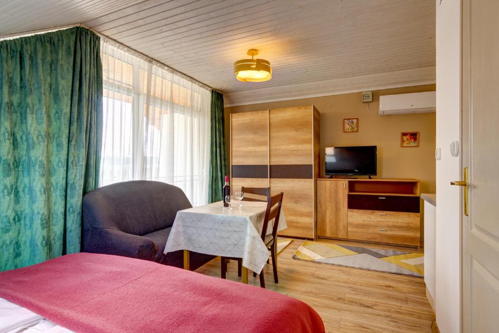 Televízia a/alebo spoločenská miestnosť v ubytovaní Gyapay Apartman Hévíz