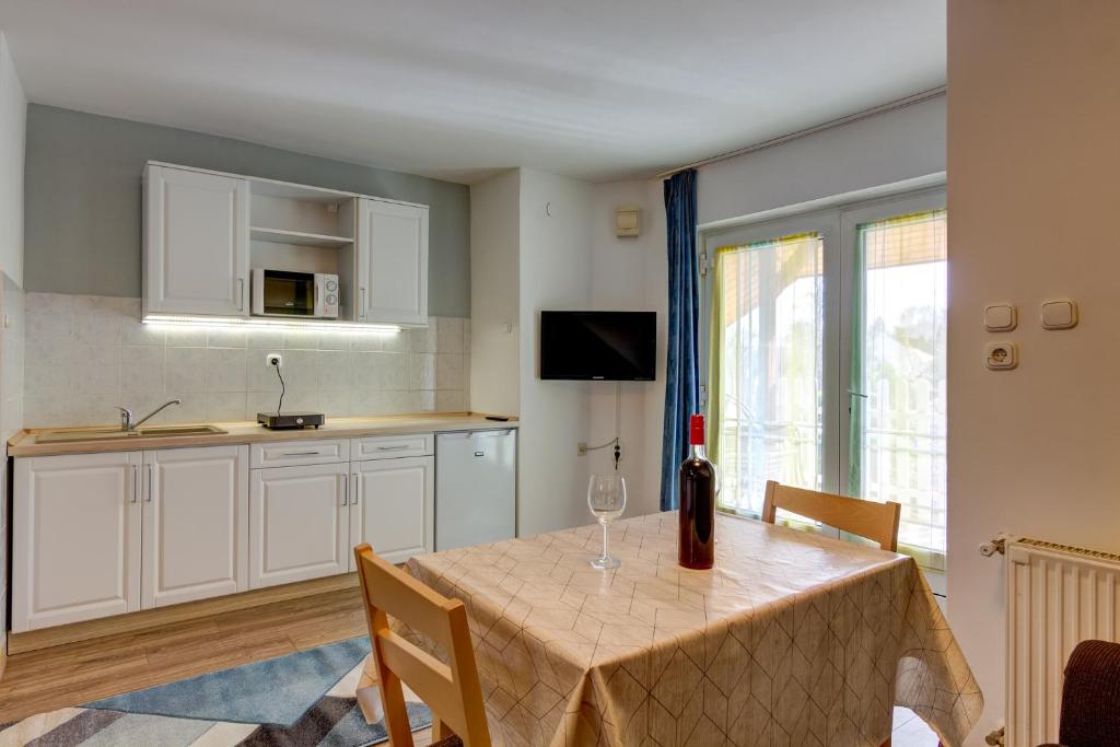 Kuchyňa alebo kuchynka v ubytovaní Gyapay Apartman Hévíz