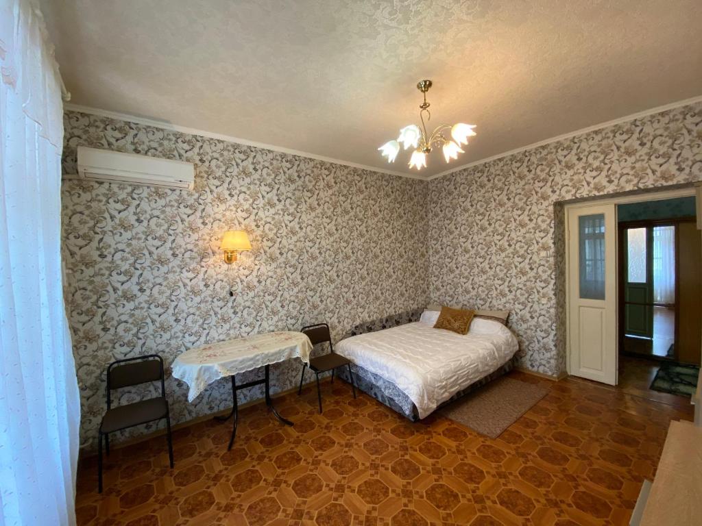 a bedroom with two beds in a room with wallpaper at Двухкомнатная квартира в самом ЦЕНТРЕ Николаева !СОБОРНАЯ! 3 РАЗД МЕСТА in Mykolaiv