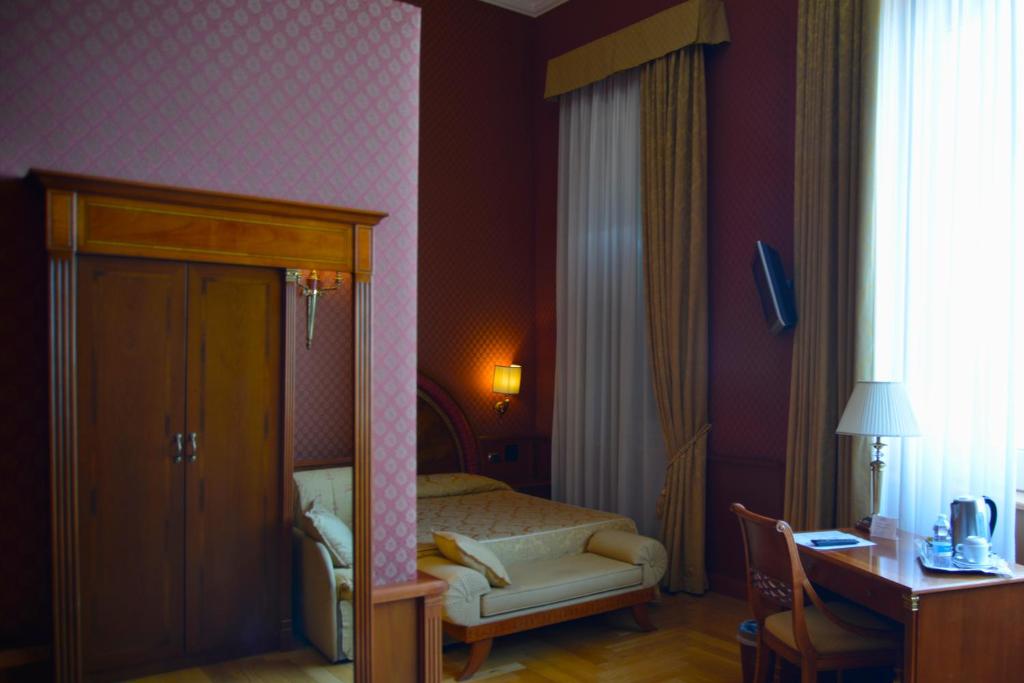 Postel nebo postele na pokoji v ubytování Livingston Hotel