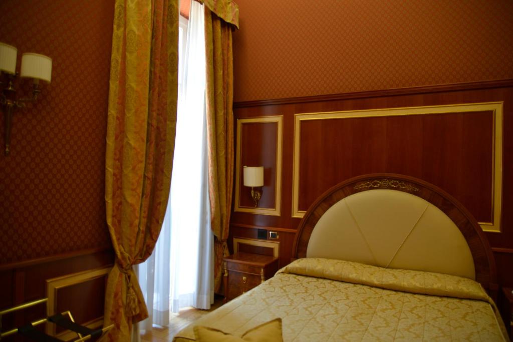 Postel nebo postele na pokoji v ubytování Livingston Hotel