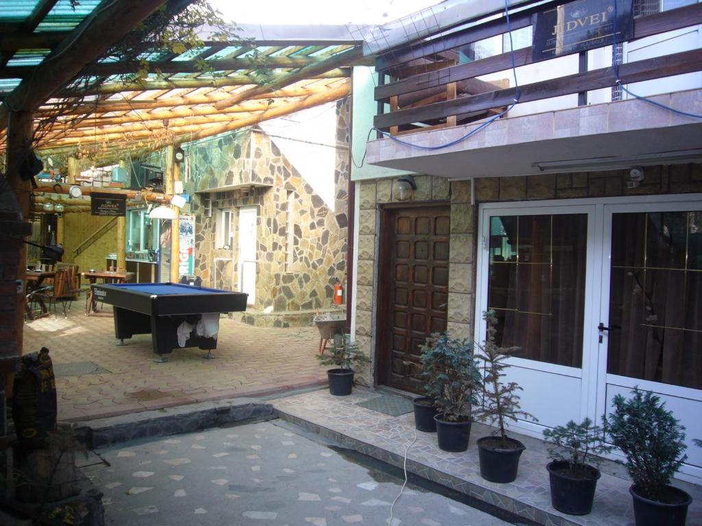 un patio con mesa de billar en un edificio en Complex Vile Daniel en Sinaia