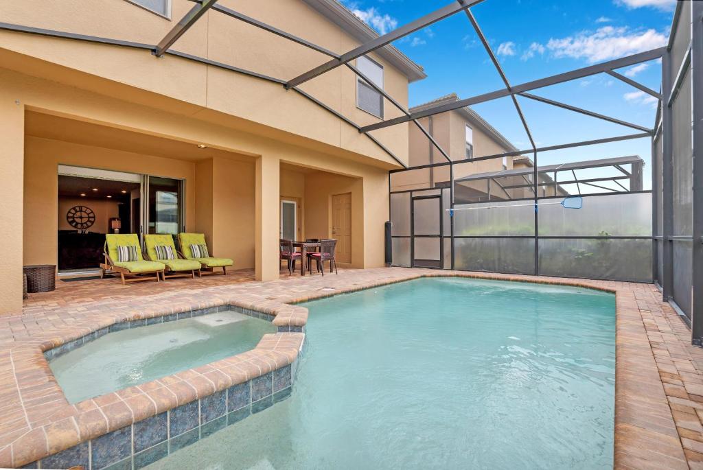 基西米的住宿－Elegant Villa wPrivate PoolSpa Game Room，一座房子后院的游泳池