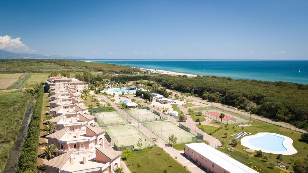 una vista aérea de un complejo cerca del océano en BV Airone Resort, en Marina di Sibari