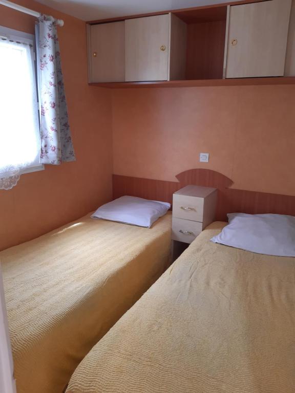 Postel nebo postele na pokoji v ubytování Camping Ernest Renan