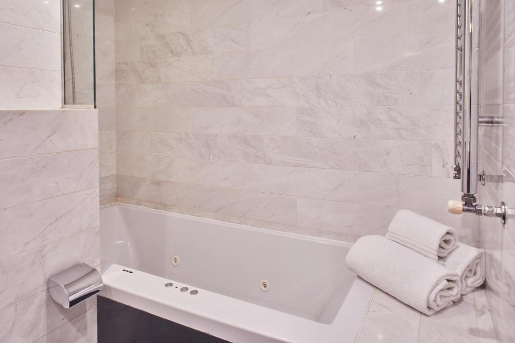 Koupelna v ubytování Hotel Silken Indautxu