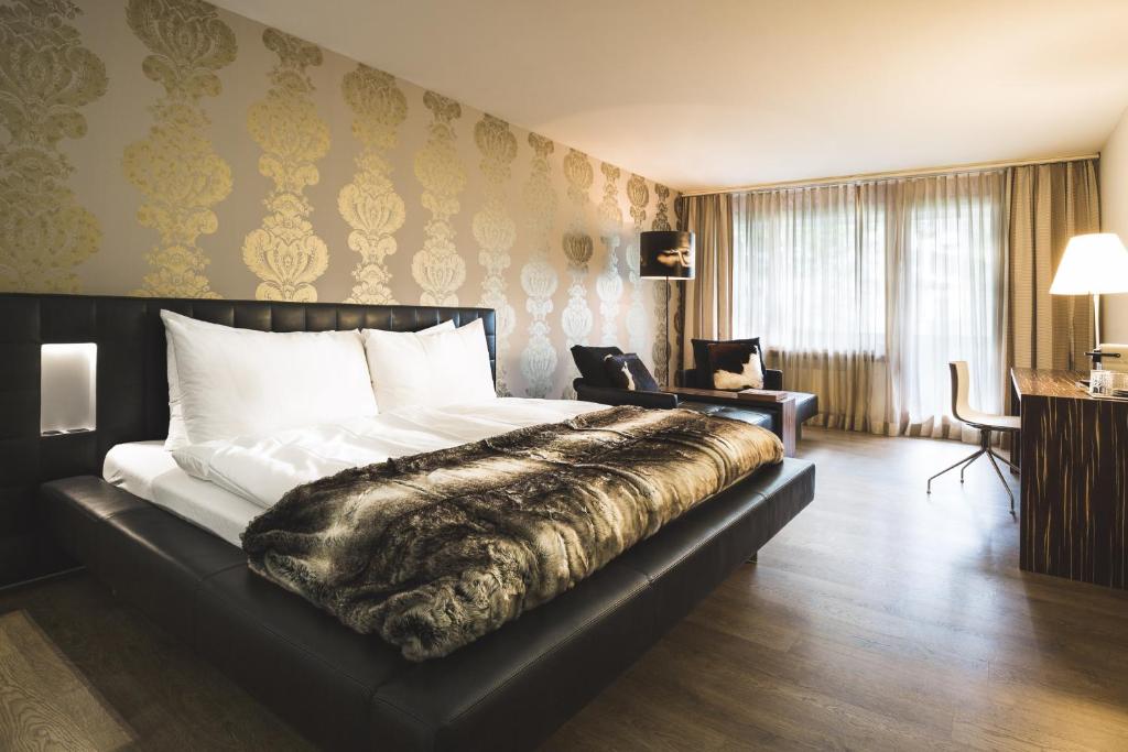 Postel nebo postele na pokoji v ubytování Kurhaus Lenzerheide