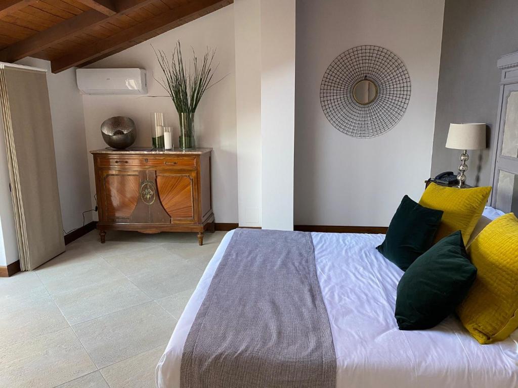 Łóżko lub łóżka w pokoju w obiekcie La Locanda Del Pontefice - Luxury Country House