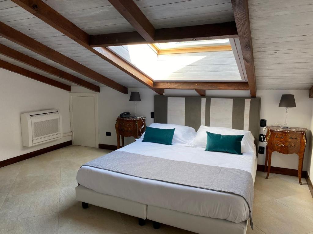 Łóżko lub łóżka w pokoju w obiekcie La Locanda Del Pontefice - Luxury Country House