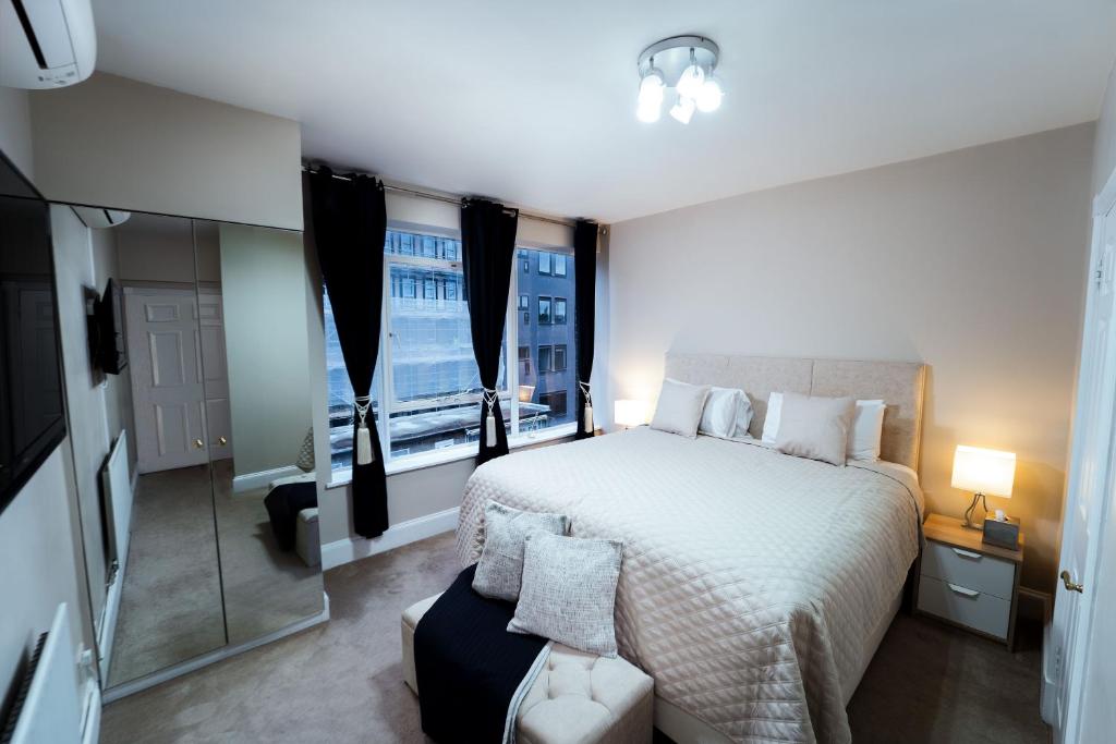 Park Lane Apartments Crawford Place - Two-Bedroom Apartment