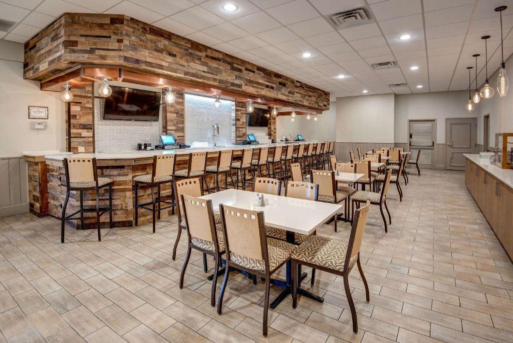 Restaurace v ubytování Days Hotel by Wyndham Toms River Jersey Shore