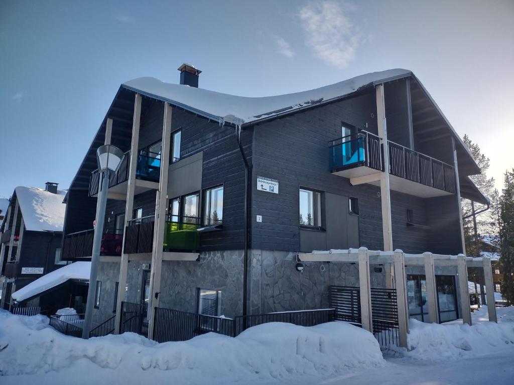 um edifício com neve em frente em Levin Stara 2 em Kittilä
