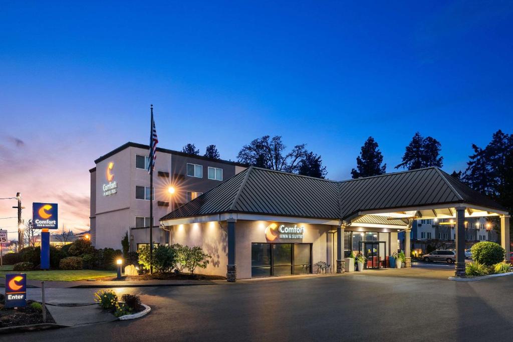 ein Gebäude mit einem Parkplatz davor in der Unterkunft Comfort Inn & Suites Beaverton - Portland West in Beaverton