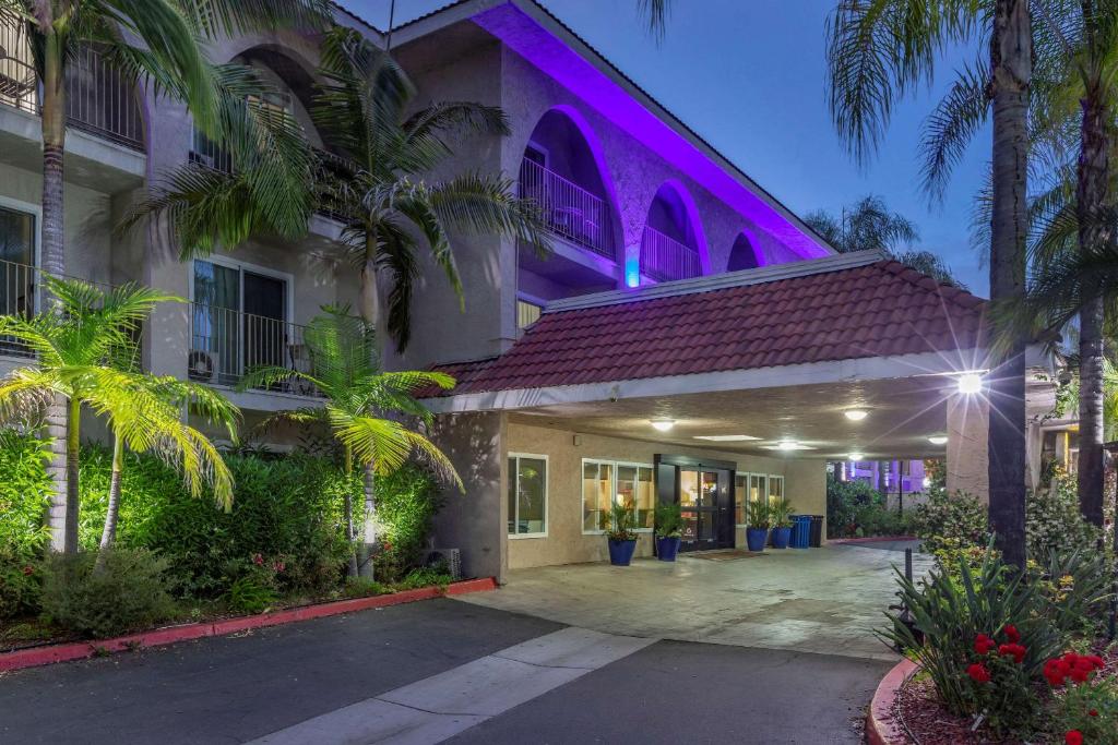 an exterior view of a building with palm trees at Comfort Inn Escondido San Diego North County in Escondido