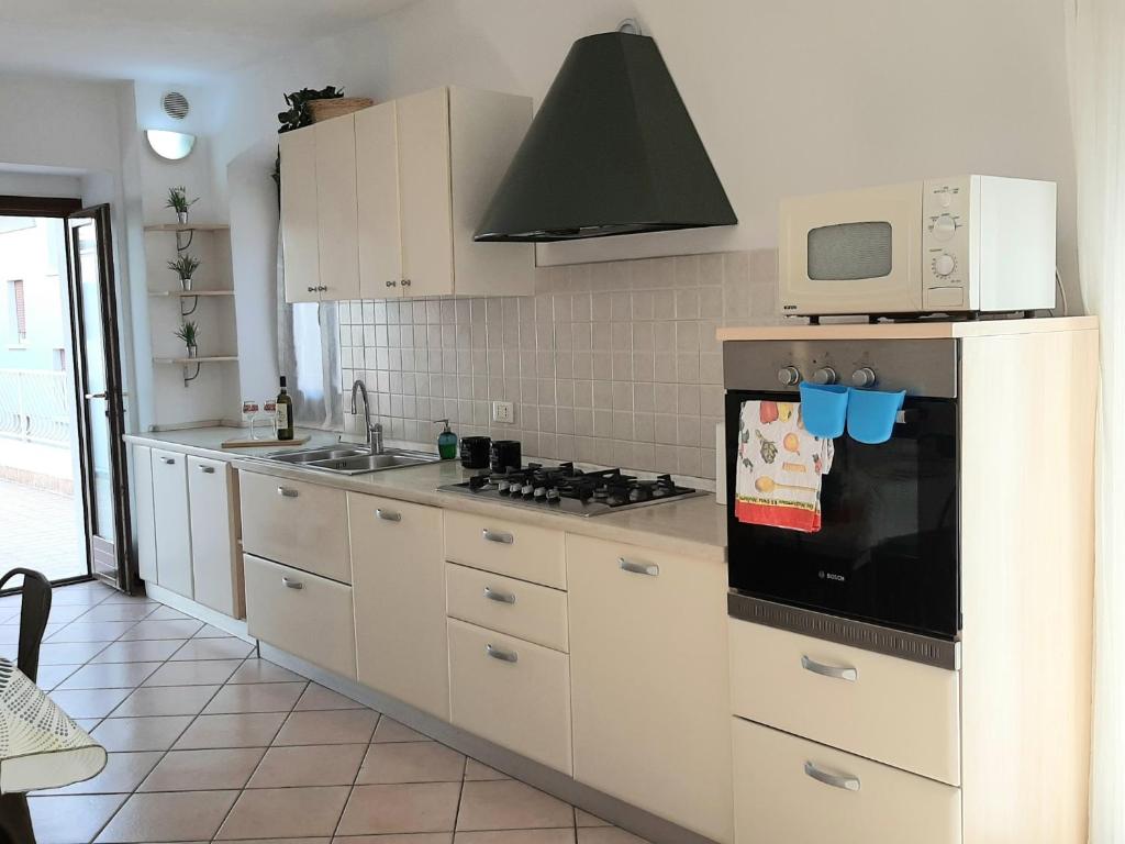 Kuchyň nebo kuchyňský kout v ubytování la casa del borgo con parcheggio