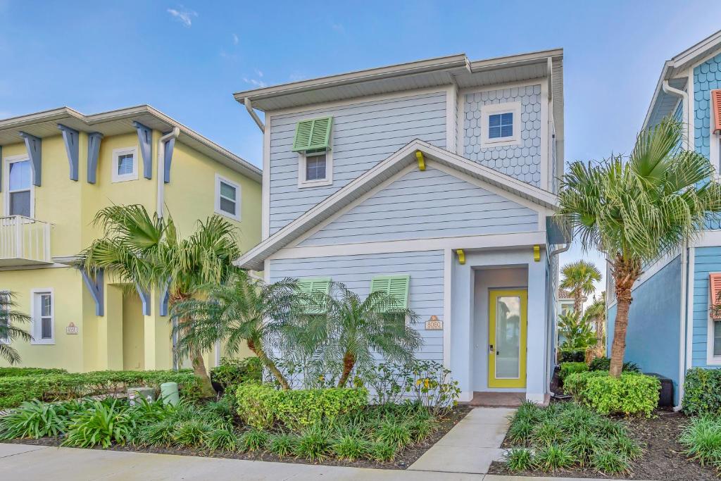 una casa con palmeras delante en Gorgeous Margaritaville Cottage wPrivate Patio, en Orlando