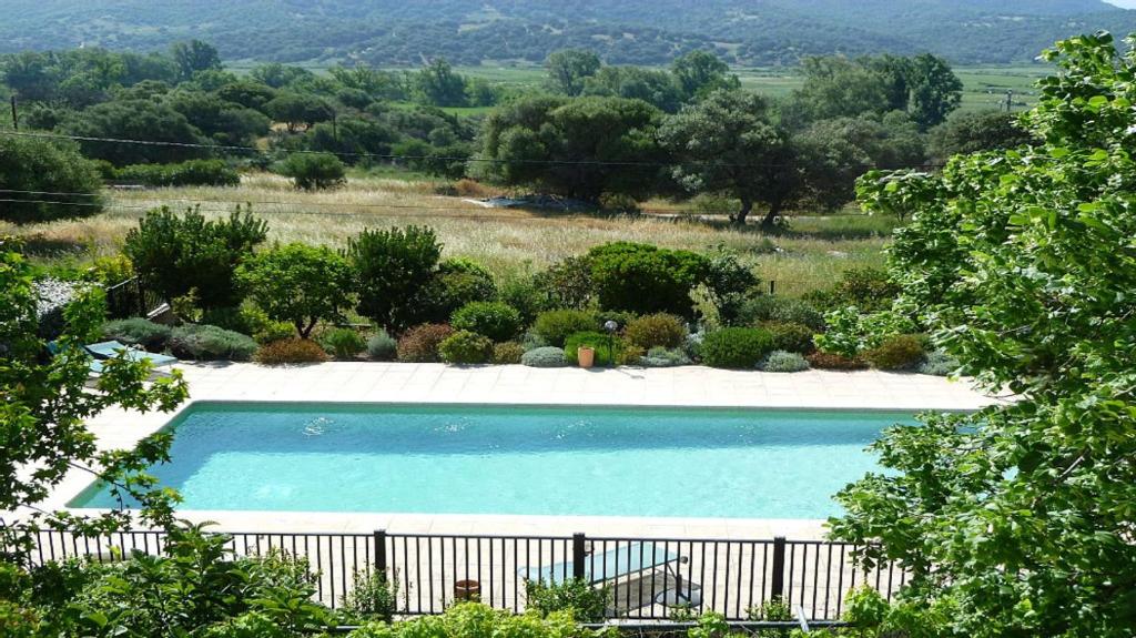 una piscina en un jardín con una valla en Résidence Casa Favalella, en Porto Pollo
